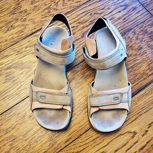 Women's Clarks Springers Leather Sandals Size 9, Tan, Adjustable strap, Good Con